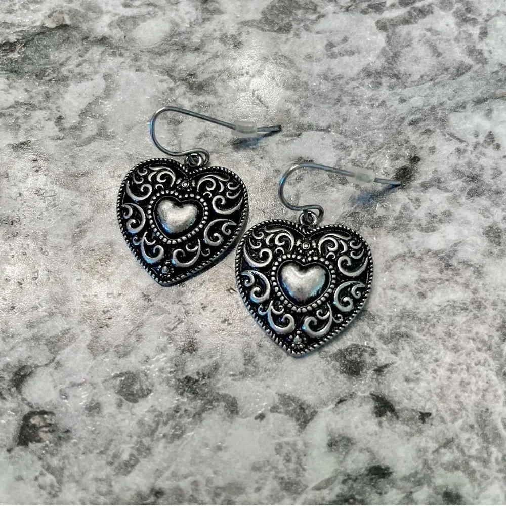 Western Vintage-Style Heart Dangle Earrings – Ornate Silver Filigree